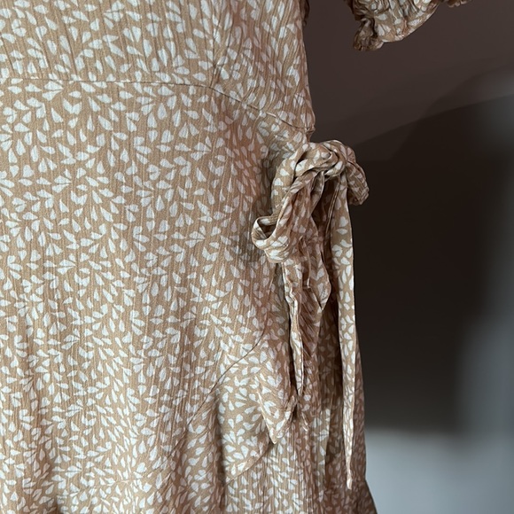 NWT Gianni Bini Women’s Tan Babydoll Dress - Picture 3 of 8